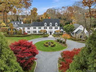 8 Stonegate Ln, Glen Head, NY 11545