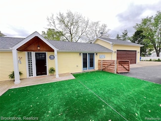 3012 Lansdowne Rd, Waterford, MI 48329