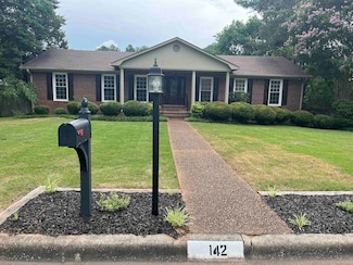 142 Cedarcrest Dr, Florence, AL 35630