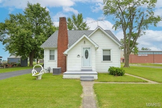 307 South St, Smithton, IL 62285