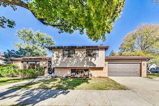 700 Florence Dr, Park Ridge, IL 60068
