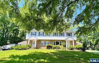 85 Forsythia Ln Unit B, Paramus, NJ 07652