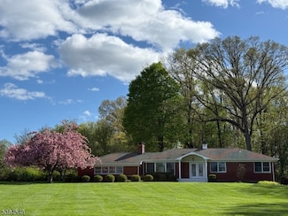 5 Woodland Rd, Pittstown, NJ 08867