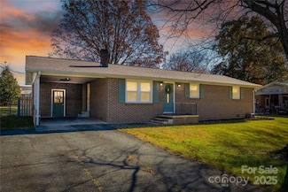 1046 22nd St NE, Hickory, NC 28601