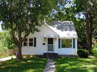 1063 Emerald Ave NE, Grand Rapids, MI 49503