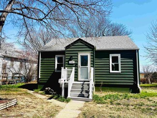 1002 Pearl St, Yankton, SD 57078