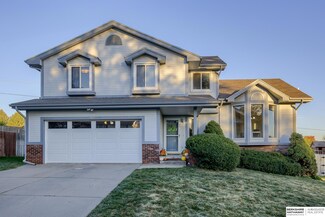 205 Summerset Dr, Papillion, NE 68133