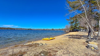 7 Birch Dr, Raymond, ME 04071