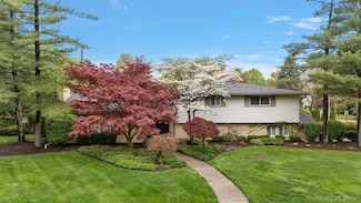 939 Ballantyne Rd, Grosse Pointe Shores, MI 48236