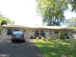37 Twin Leaf Ln, Levittown, PA 19054