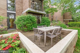 1690 Chimney House Rd, Reston, VA 20190