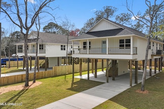 2117 S 7th St, Ocean Springs, MS 39564