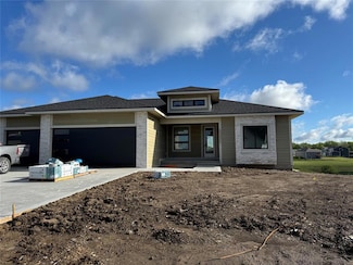 2909 Crest View Cir, Norwalk, IA 50211