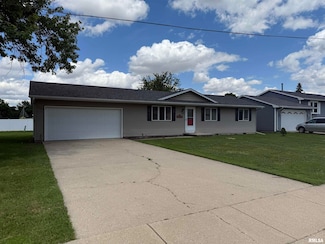 172 E Meadow Ln, Walcott, IA 52773