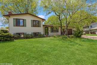 51 Berkshire Dr, Crystal Lake, IL 60014