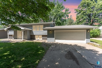 409 S 8th Ave, Brandon, SD 57005