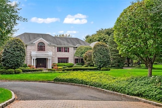 19 Ridge Ct, Glen Head, NY 11545