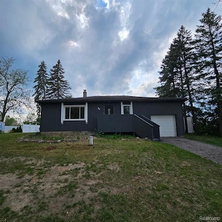 90 Chilson Rd, Howell, MI 48843