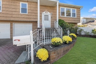 282 N Oak St, Massapequa, NY 11758