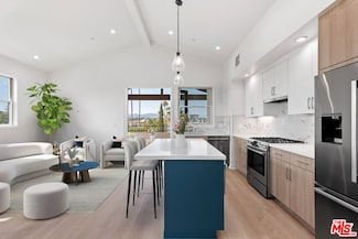 1246 S Bronson Ave, Los Angeles, CA 90019