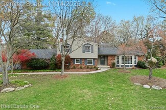5611 Priory Ln, Bloomfield Hills, MI 48301