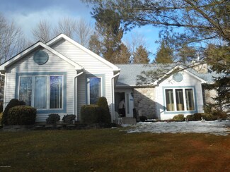 404 Keller Dr, Stroudsburg, PA 18360