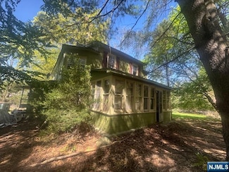 538 Franklin Ave, Franklin Lakes, NJ 07417