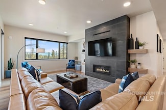 720 Village Dr Unit 401, Donnelly, ID 83615