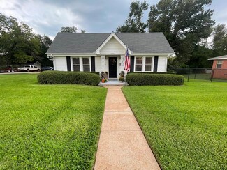 1012 E Park Ave, Palestine, TX 75801