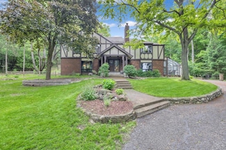 1450 Weber Ct, Hartland, WI 53029