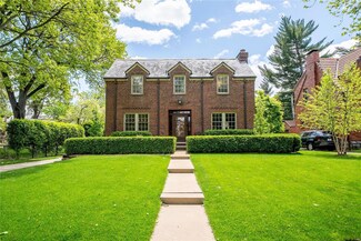 7400 Warwick Dr, Saint Louis, MO 63121