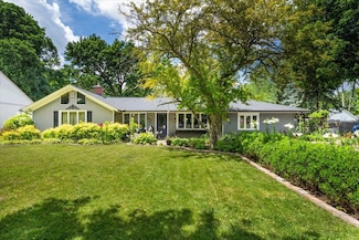 911 S 7th St, Saint Charles, IL 60174