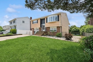 473 S 15th St, Lindenhurst, NY 11757