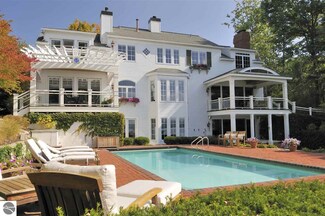 1415 Peninsula Dr, Traverse City, MI 49686