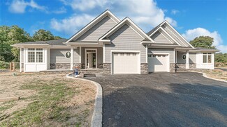 10 Primrose Ln Unit 10, Islandia, NY 11749