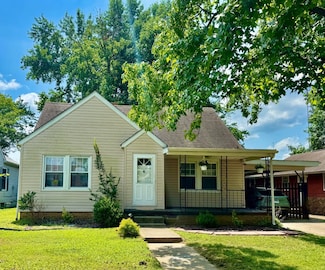 623 Crebs Ave, Carmi, IL 62821