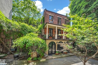 422 W 46th St Unit 2R, New York, NY 10036