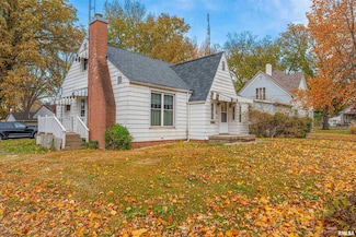 306 Woodlawn Rd, Lincoln, IL 62656