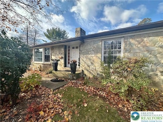 4125 Knauss Cir, Allentown, PA 18104