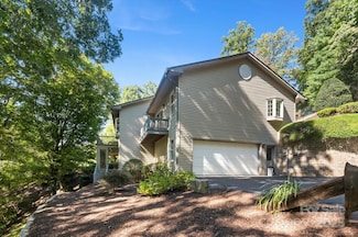 2240 E Cumming Woods Ln, Hendersonville, NC 28739