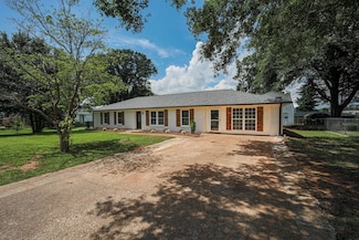 1011 Hemlock St, Tuscumbia, AL 35674