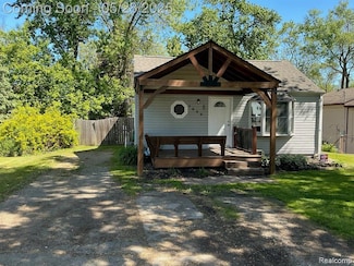 7230 Sandy Beach Dr, Waterford, MI 48329