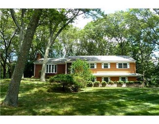 125 Cresthill Dr, East Greenwich, RI 02818