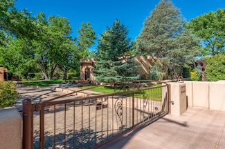 1122 Green Valley Rd NW, Los Ranchos, NM 87107