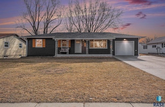 706 N Liberty Ave, Madison, SD 57042