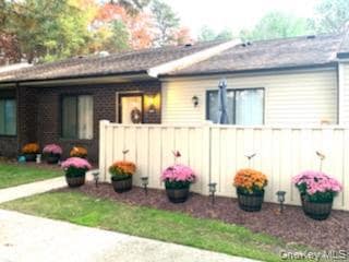 939 Skyline Dr, Coram, NY 11727