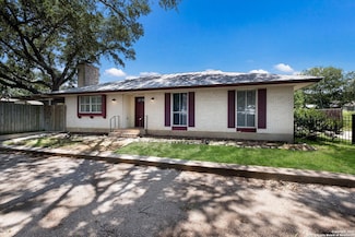1305 G St, Floresville, TX 78114