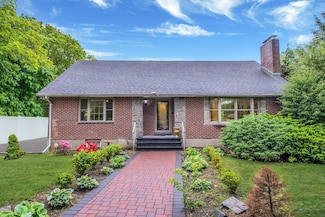 112 Clay Pitts Rd, Greenlawn, NY 11740