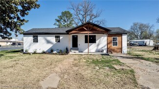 608 Grace St, Moffett, OK 74946