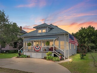 205 Main St, Palacios, TX 77465